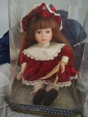 Genuine Soft Expressions Porcelain Doll Animated Wind Up Musical Doll-Retired
